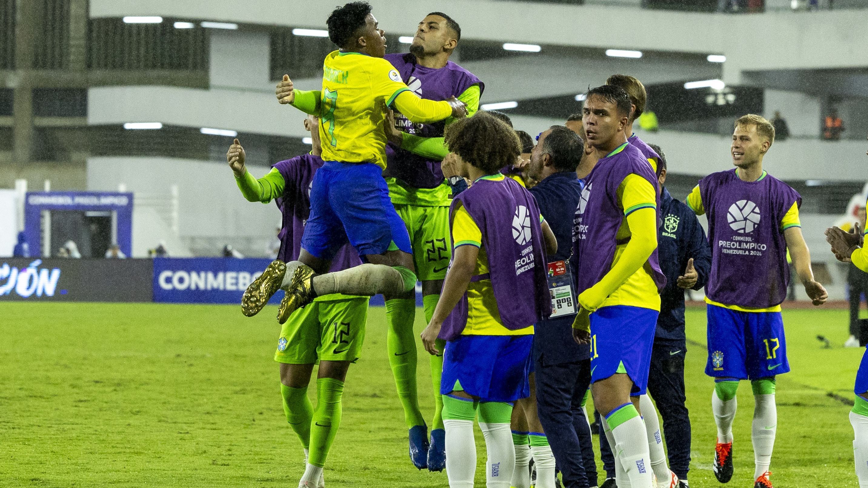 Jogadores da Seleção Brasileira Sub-23 comemoram a vitória sobre a Venezuela pelo Pré-Olímpico