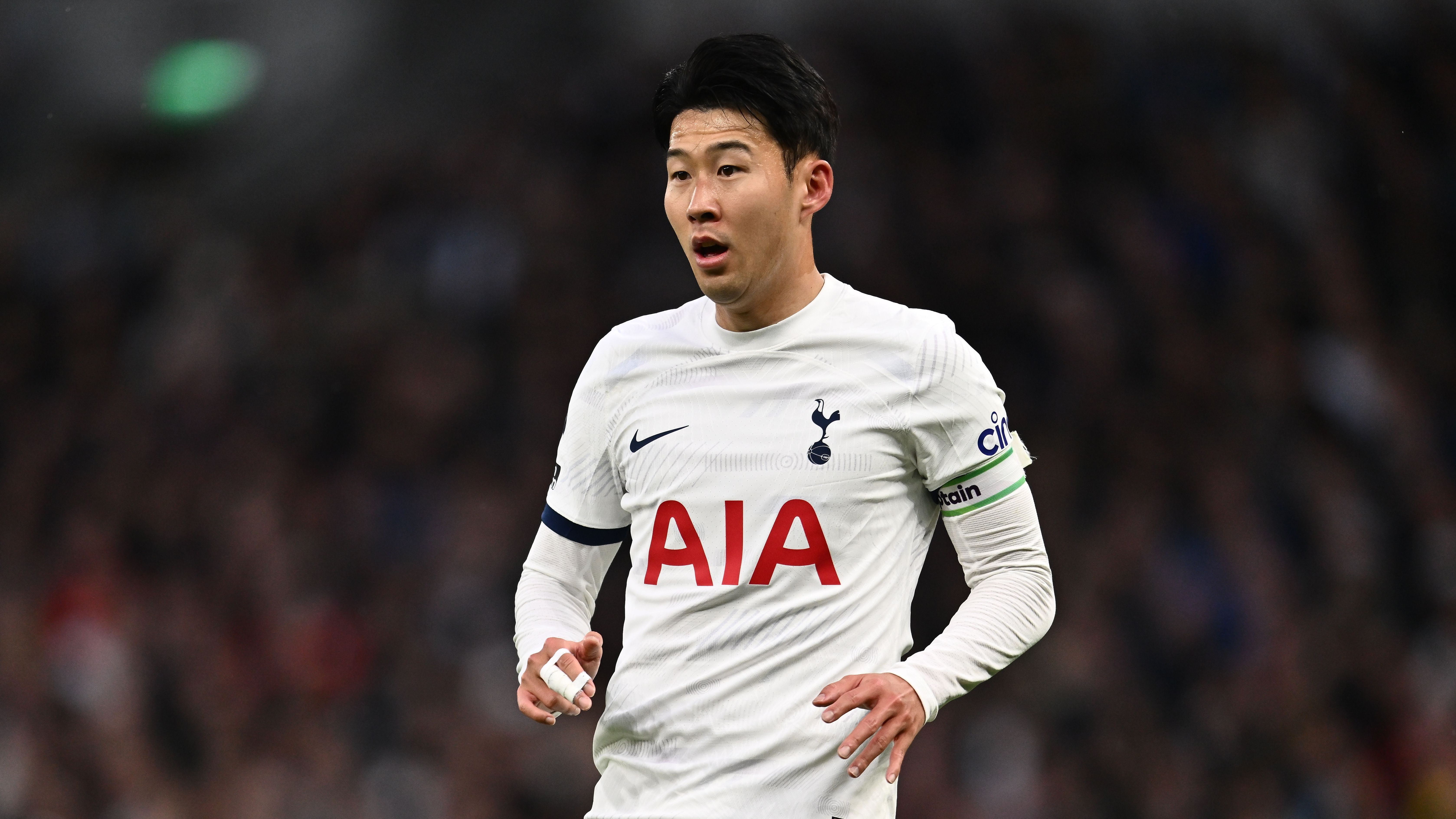 Son com a mão direita enfaixada no último jogo do Tottenham