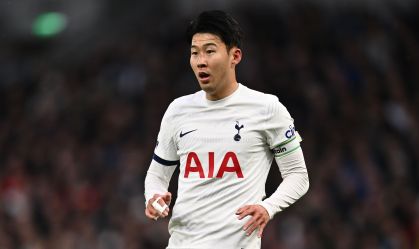 Son com a mão direita enfaixada no último jogo do Tottenham