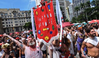 Foliões se divertem com o desfile do bloco Tarado Ni Você, em SP