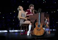Taylor Swift celebra turnê esgotada de Sabrina Carpenter: 