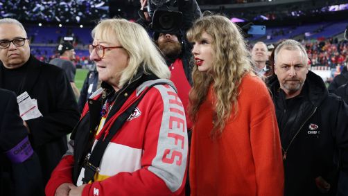 Taylor Swift e Donna Kelce juntas em uma partida do Kansas City Chiefs