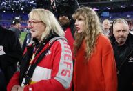 Mãe de Travis Kelce elogia novo álbum de Taylor Swift: 