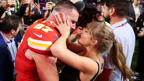 Travis Kelce e Taylor Swift comemoram após a vitória do San Francisco 49ers no Super Bowl.