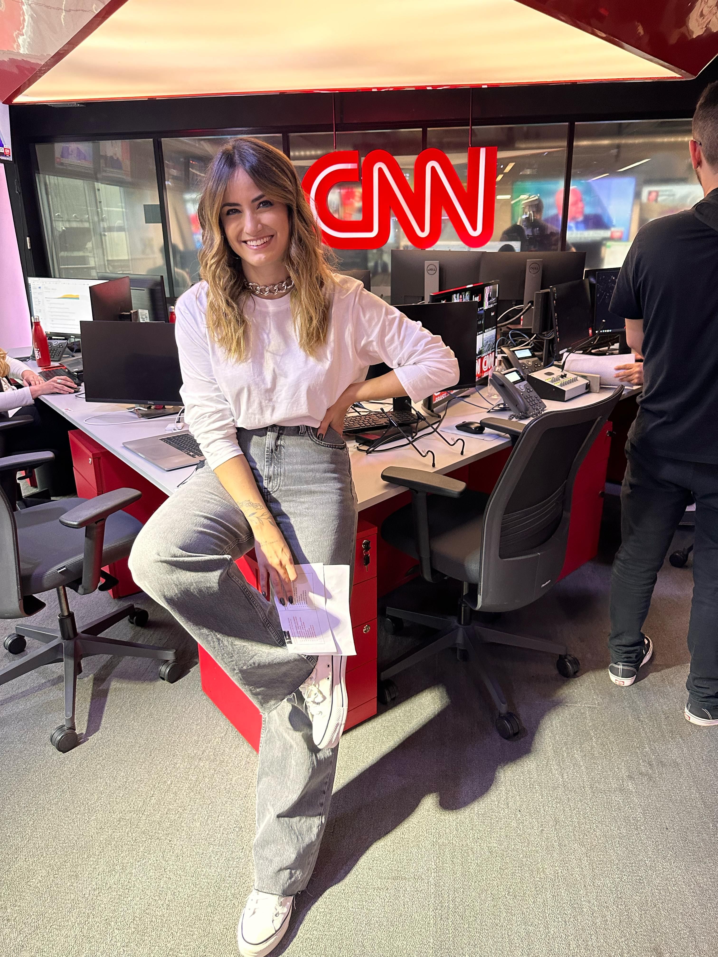 Tênis branco com calça jeans e camiseta / Mari Palma