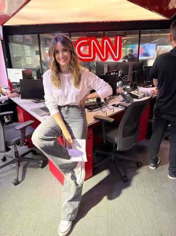 Tênis branco com calça jeans e camiseta / Mari Palma