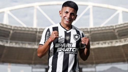 Thiago Almada com a camisa do Botafogo