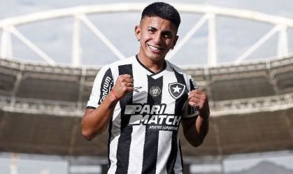 Thiago Almada com a camisa do Botafogo