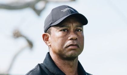 Tiger Woods assiste à estreia histórica da nova liga de golfe