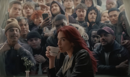 Dua Lipa lança single "Training Season"; confira o videoclipe