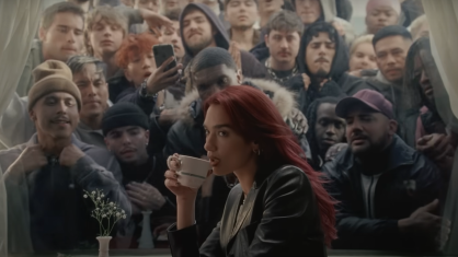Dua Lipa em seu novo clipe de "Training Season"