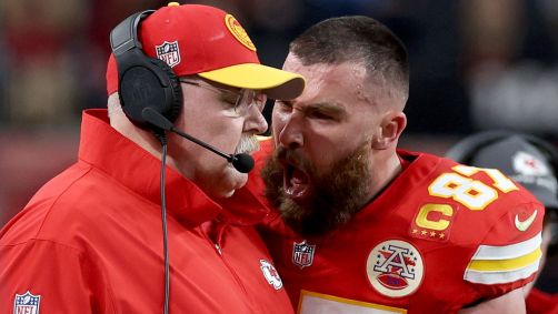 Travis Kelce grita com Andy Reid, seu técnico no Kansas City Chiefs, no Super Bowl