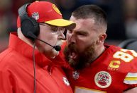 Namorado de Taylor Swift se irrita e empurra técnico no Super Bowl; veja