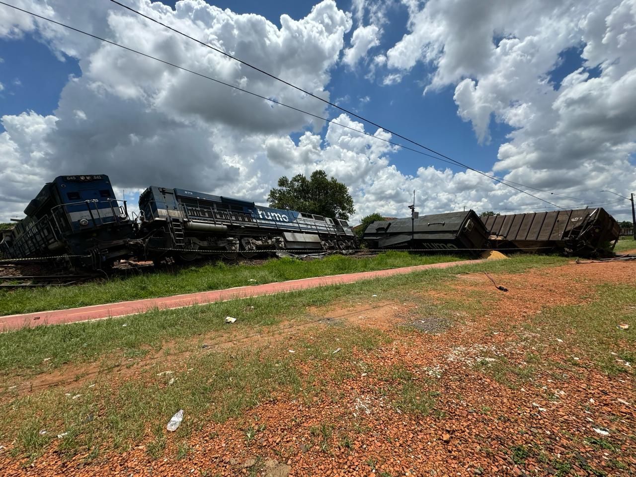 Carreta avança sinal vermelho e atinge trem em linha férrea no Paraná / Corpo de Bombeiros Militar do Paraná