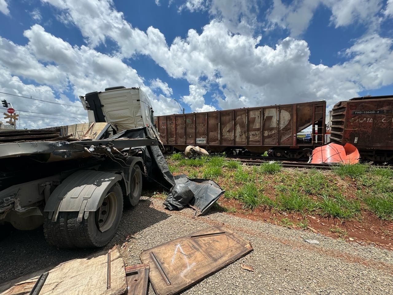 Carreta avança sinal vermelho e atinge trem em linha férrea no Paraná / Corpo de Bombeiros Militar do Paraná