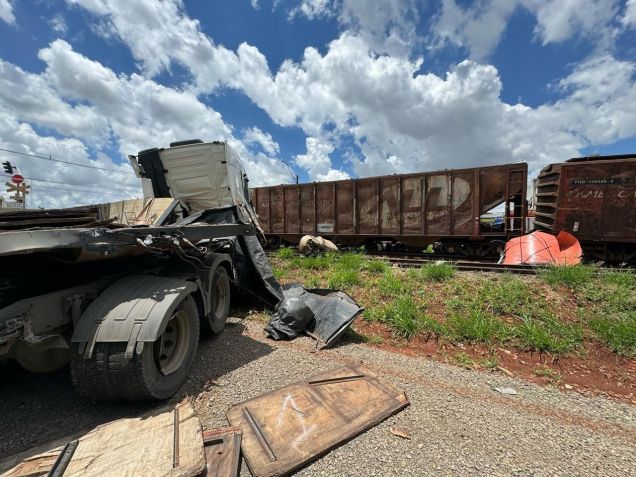 Carreta avança sinal vermelho e atinge trem em linha férrea no Paraná / Corpo de Bombeiros Militar do Paraná