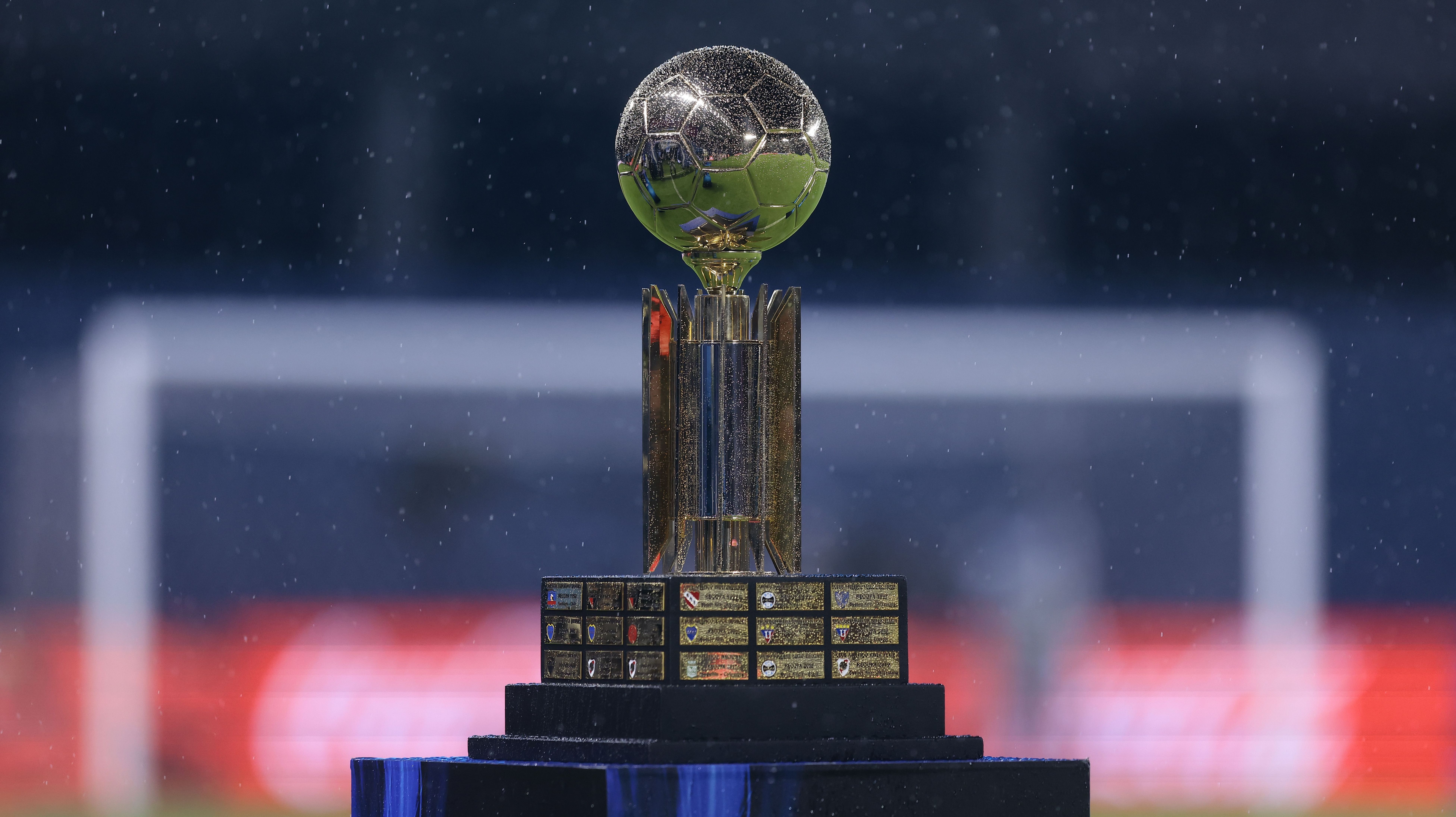 Troféu da Recopa, que em 2024 vai para Fluminense ou LDU