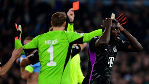 Upamecano fica perplexo após receber o cartão vermelho na derrota do Bayern de Munique para a Lazio