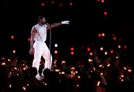 Show de Usher no Super Bowl entrega hits e participação de Alicia Keys