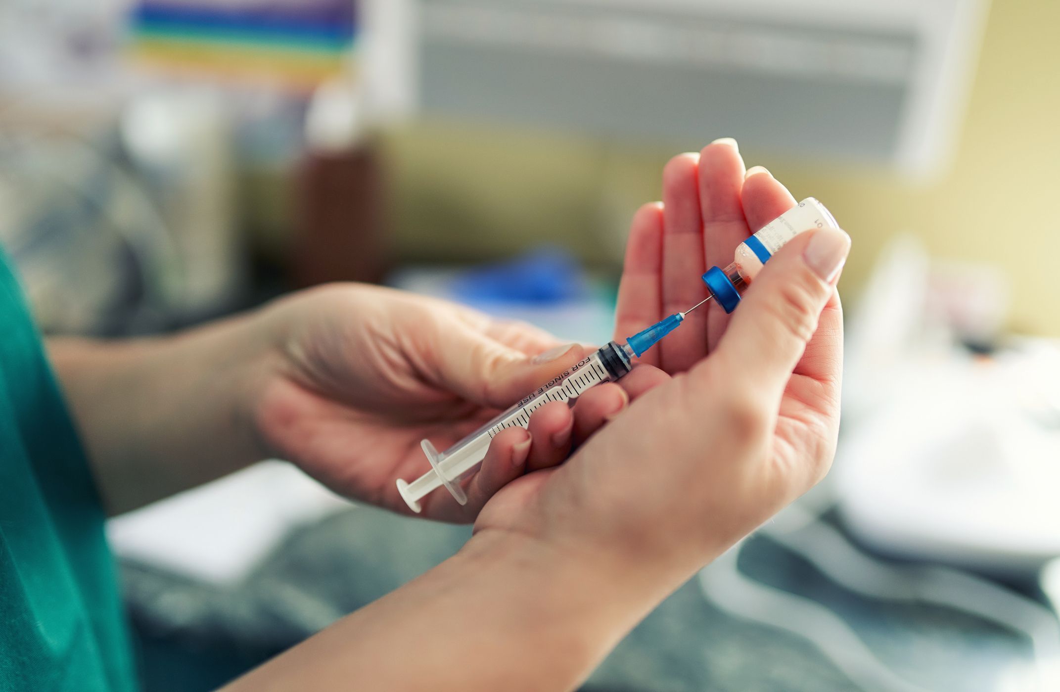 Médico preparando vacina