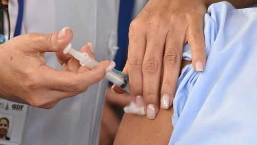 Desde março de 2020, o Brasil já registrou cerca de 710 mil óbitos pela doença e 38 milhões de casos.