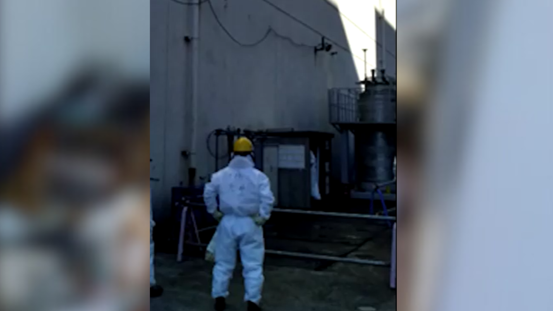 Funcionário da usina de Fukushima observa local onde ocorreu um vazamento de água radioativa / Reprodução/Tepco