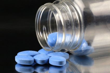 Caixa de comprimidos azuis, conhecidos como Viagra