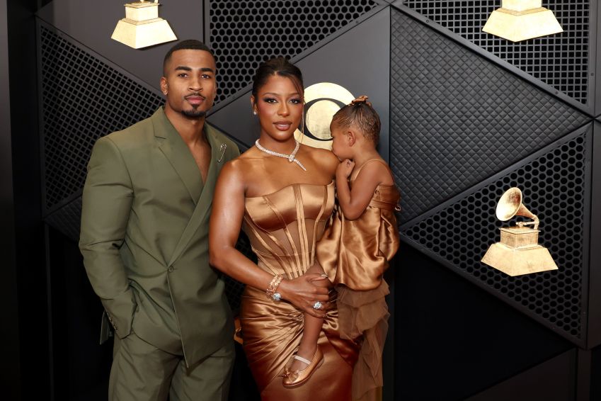 John Gaines, Victoria Monét e Hazel Monét na 66ª edição do Grammy / Matt Winkelmeyer/Getty Images for The Recording Academy
