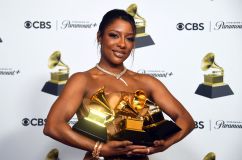 Victoria Monét, vencedora do prêmio Artista Revelação, Melhor Engenharia de Som em Álbum Não-Clássico e Álbum de R&amp;B&quot; por &quot;Jaguar II&quot;