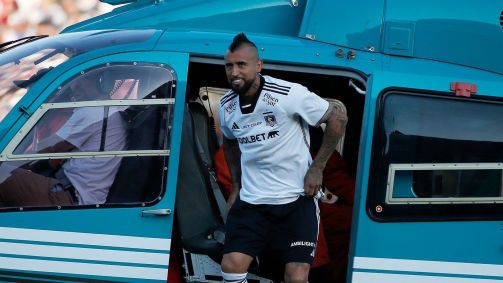 Vidal foi apresentado no Colo-Colo e chegou ao estádio de helicóptero