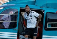 Apresentação de Vidal no Colo-Colo tem helicóptero, cavalo e volta olímpica