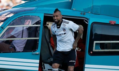 Vidal foi apresentado no Colo-Colo e chegou ao estádio de helicóptero