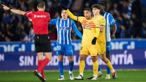 Vitor Roque é expulso na vitória do Barcelona sobre o Alavés