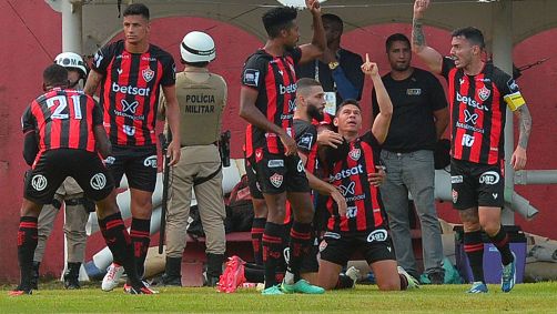 Osvaldo comemora um dos gols do Vitória sobre o Bahia no Barradão pela primeira fase do Campeonato Baiano