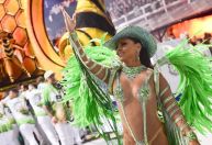 Viviane Araújo brilha ao comemorar 19 anos com a Mancha Verde no Carnaval de SP