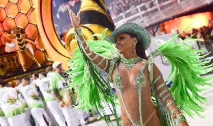 Viviane Araújo brilha ao comemorar 19 anos com a Mancha Verde no Carnaval de SP