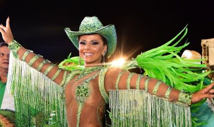 Viviane Araújo relembra estreia como rainha na Mancha Verde há 20 anos