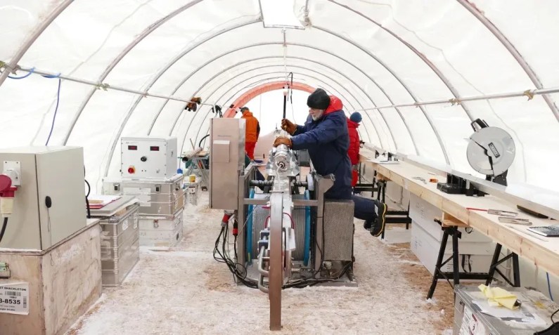 Dentro da tenda de perfuração no Skytrain Ice Rise, na Antártica, cientistas preparam a broca para a próxima descida no poço / University of Cambridge/British Antarctic Survey