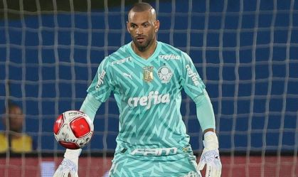 Weverton "tranca" redes sociais após falha em jogo contra o Corinthians