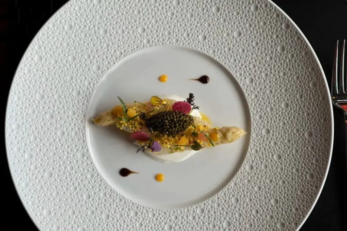 Foto de um prato servido no restaurante de Christophe Bellanca, Essential by Christophe, que recebeu seu primeiro prêmio Michelin no ano passado / Alan Batt