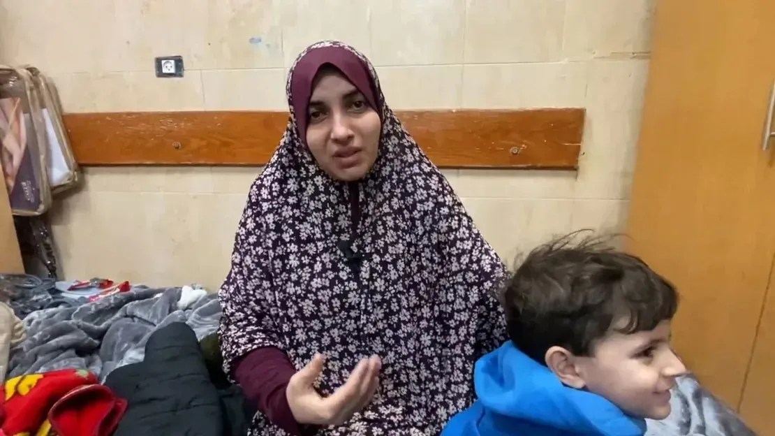 Falando do Hospital dos Mártires Al-Aqsa em Deir Al-Balah, Israa Hassan Ahmed al-Ashkar disse à CNN que sua família ficou presa em um prédio na cidade de Gaza durante uma semana, enquanto as forças israelenses cercavam a área / Mohammad Al Sawalhi/CNN