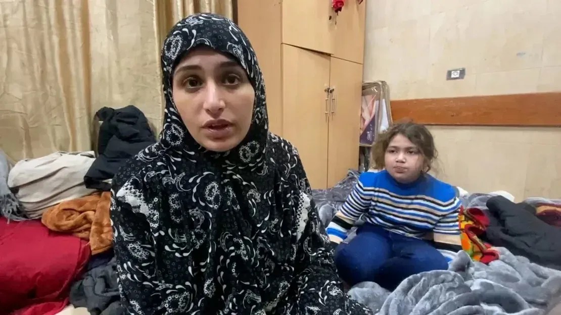 Walla Abdul Rahim Shabaan al-Arbeel disse que a fuga de quilômetros da cidade de Gaza até Deir Al-Balah foi muito difícil para os idosos e deficientes do seu grupo, e alguns não conseguiram continuar / Mohammad Al Sawalhi/CNN