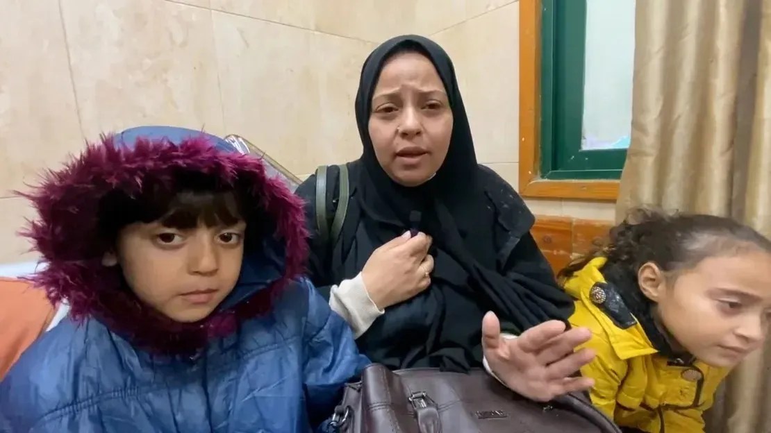 Hoda Harb disse que as famílias não tinham comida nem água potável enquanto se escondiam no prédio de apartamentos da cidade de Gaza / Mohammad Al Sawalhi/CNN