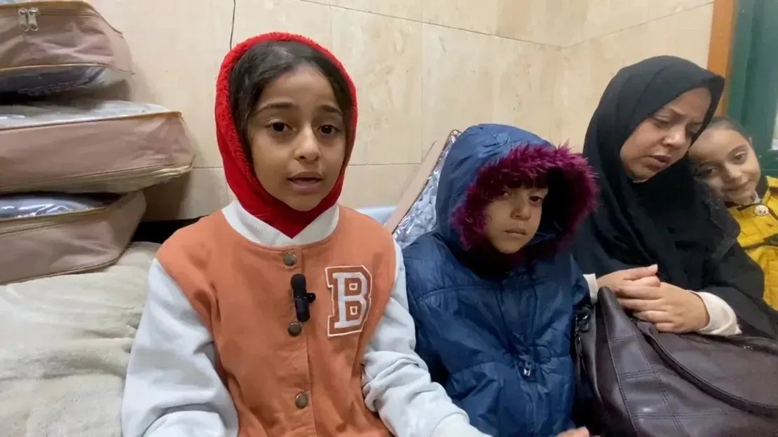 Tala Harb, 10 anos, à esquerda, disse que viu as tropas israelenses fazerem os homens de sua família tirarem as roupas antes de levá-los embora / Mohammad Al Sawalhi/CNN