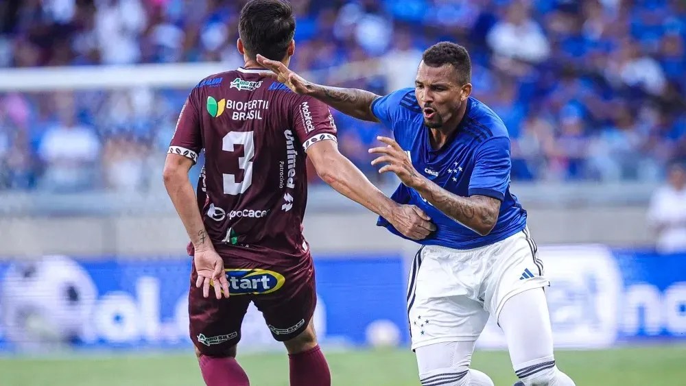Zagueiro Zé Ivaldo durante partida pelo Cruzeiro
