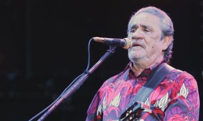 Zé Ramalho revisita seus maiores sucessos como "Chão de Giz" e "Admirável Gado Novo"