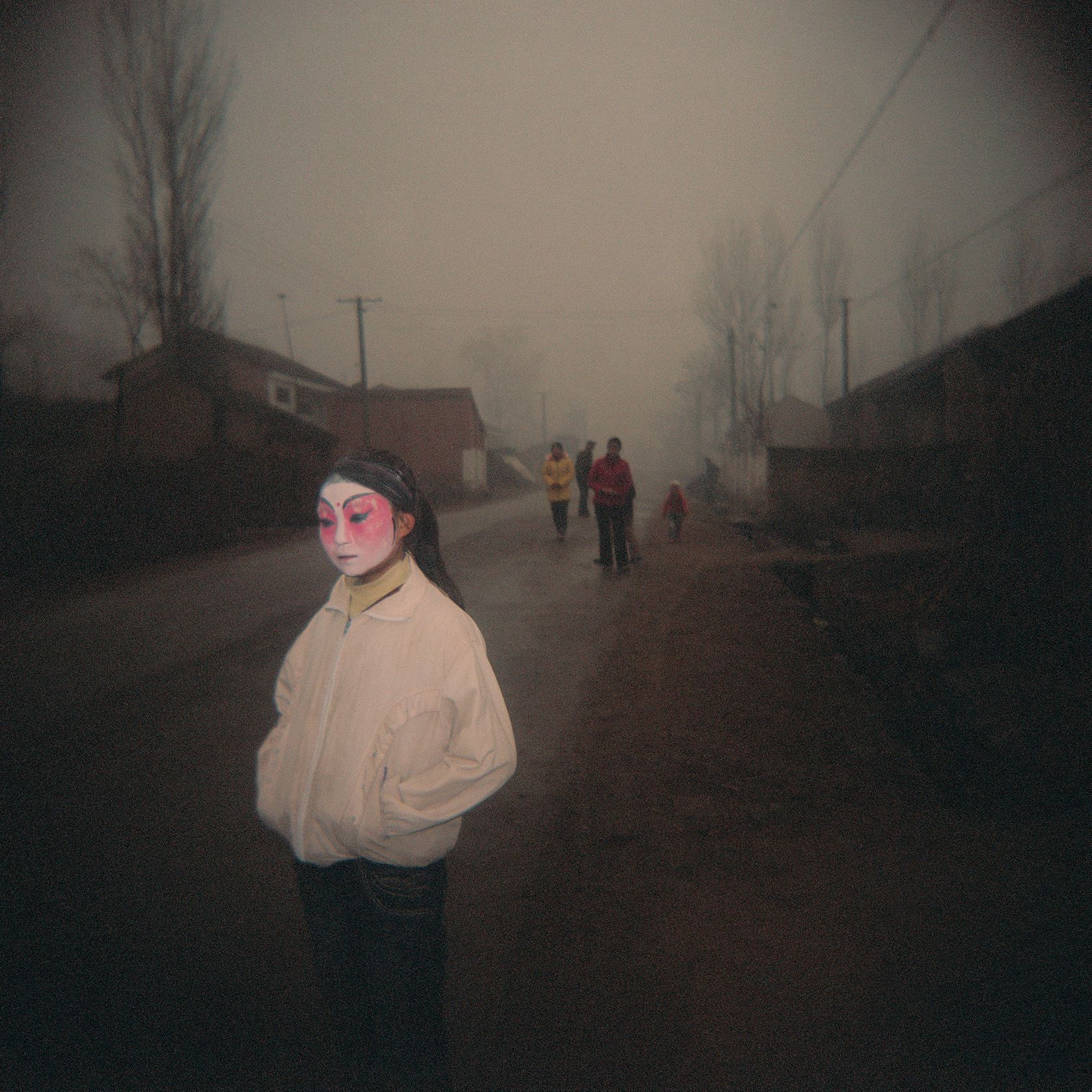 Menina mascarada antes de vestir a fantasia completa para as comemorações na vila de Huanghuayu, província de Shaanxi / Zhang Xiao
