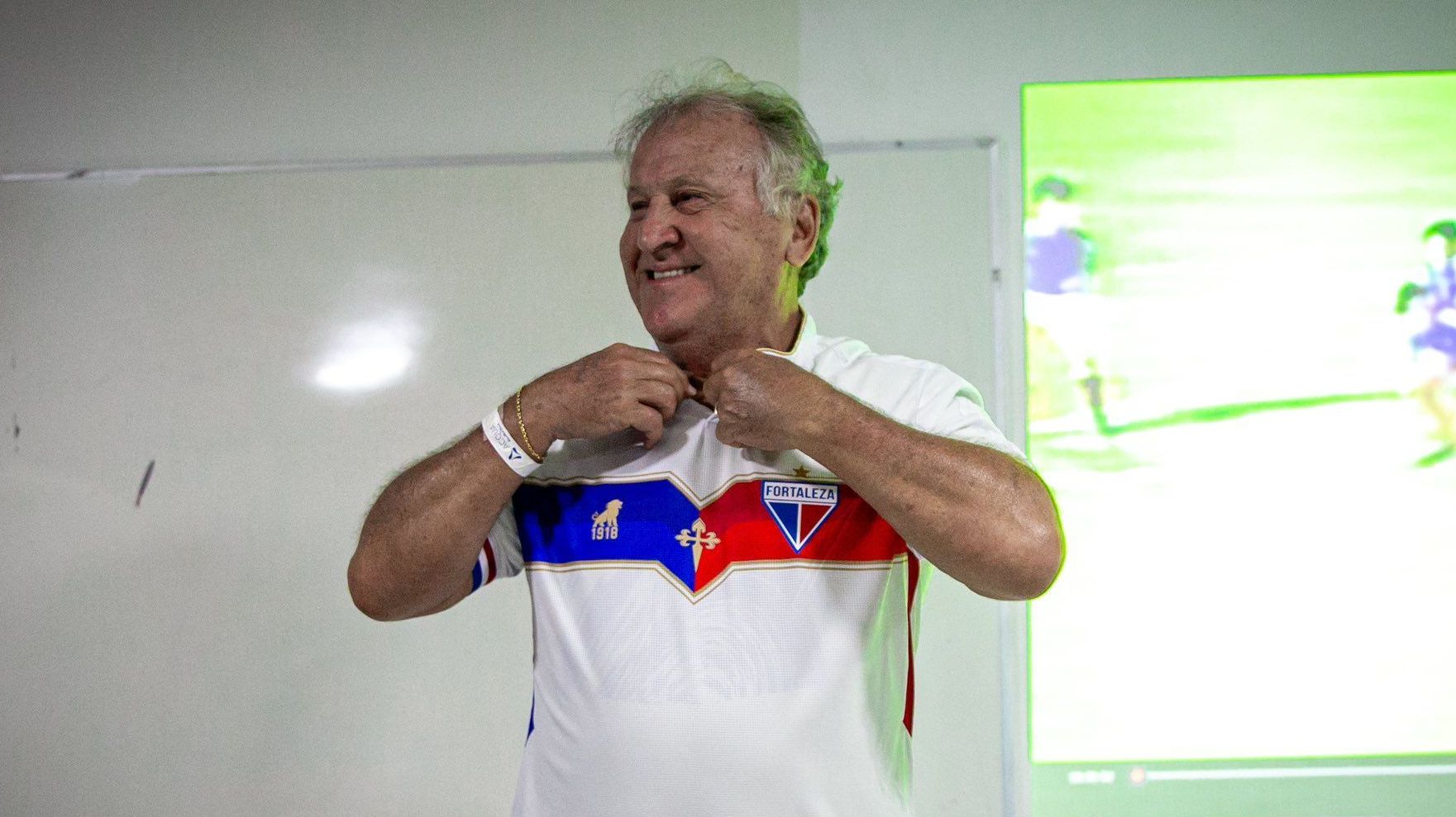 Zico veste a camisa do Fortaleza