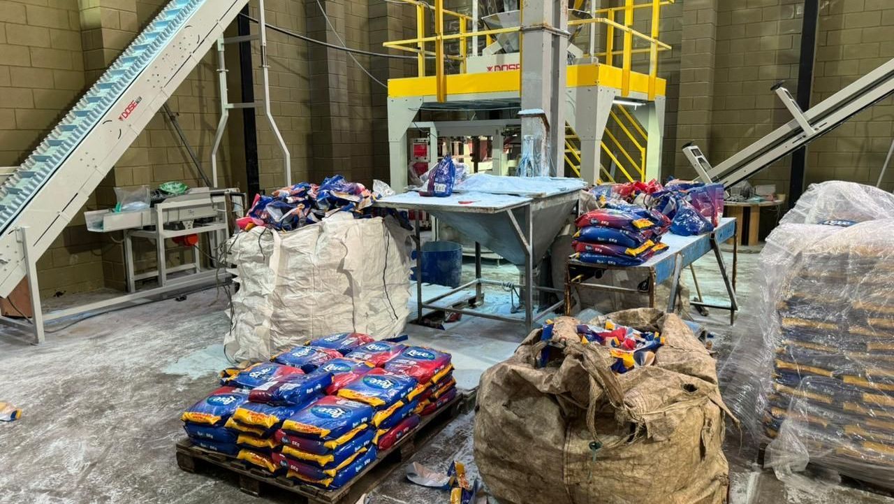 Cerca de 35 mil pacotes de sabão falsificado foram encontrados em fábrica clandestina na Grande SP
