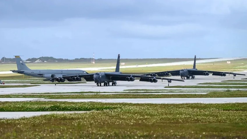 Bombardeiros B-52H Stratofortress da Força Aérea dos EUA designados para o táxi do 23º Esquadrão Expedicionário de Bombardeiros para decolar na Base Aérea de Andersen, Guam, como parte de uma missão de rotina da Força Tarefa de Bombardeiros, 14 de fevereiro de 2024 / Master Sgt. Amy Picard/U.S. Air Force